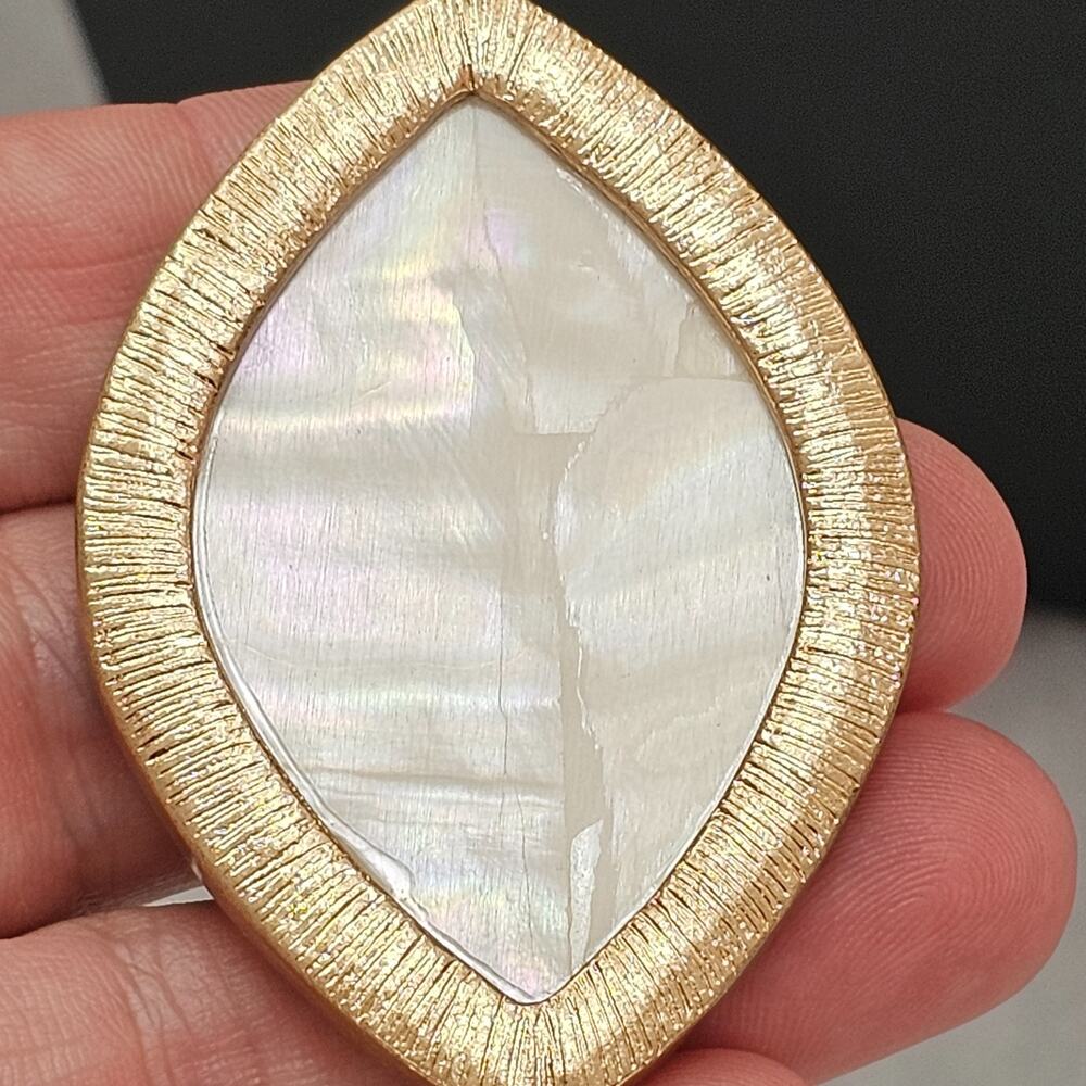 C1946 Mother of Pearl MOP Filigree Floral Mandala Pendant Necklace Gold Tone - Picture 4 of 7
